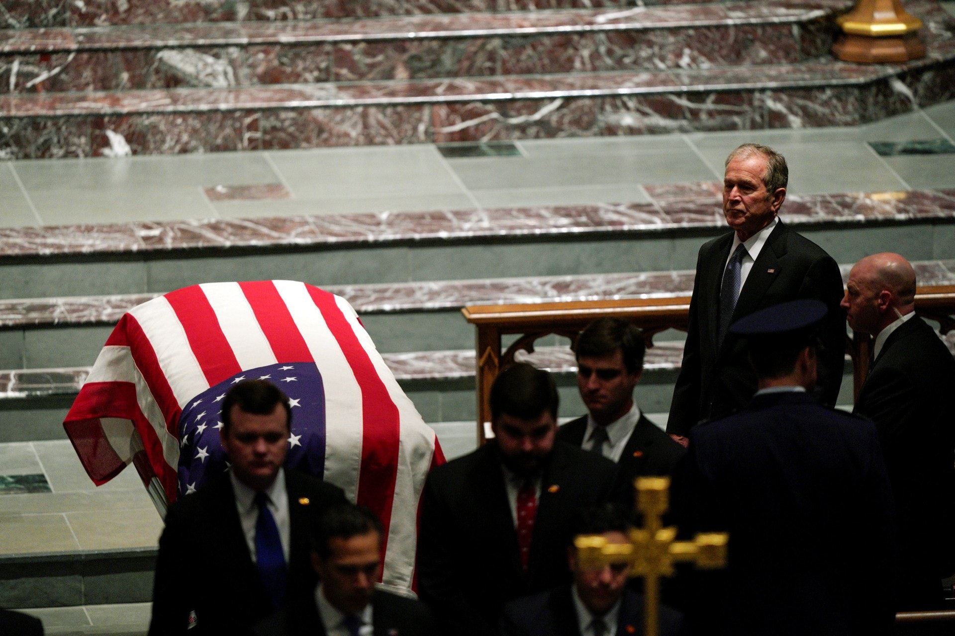 老布什追思会姚明现身出席,万人沿途最后送别!