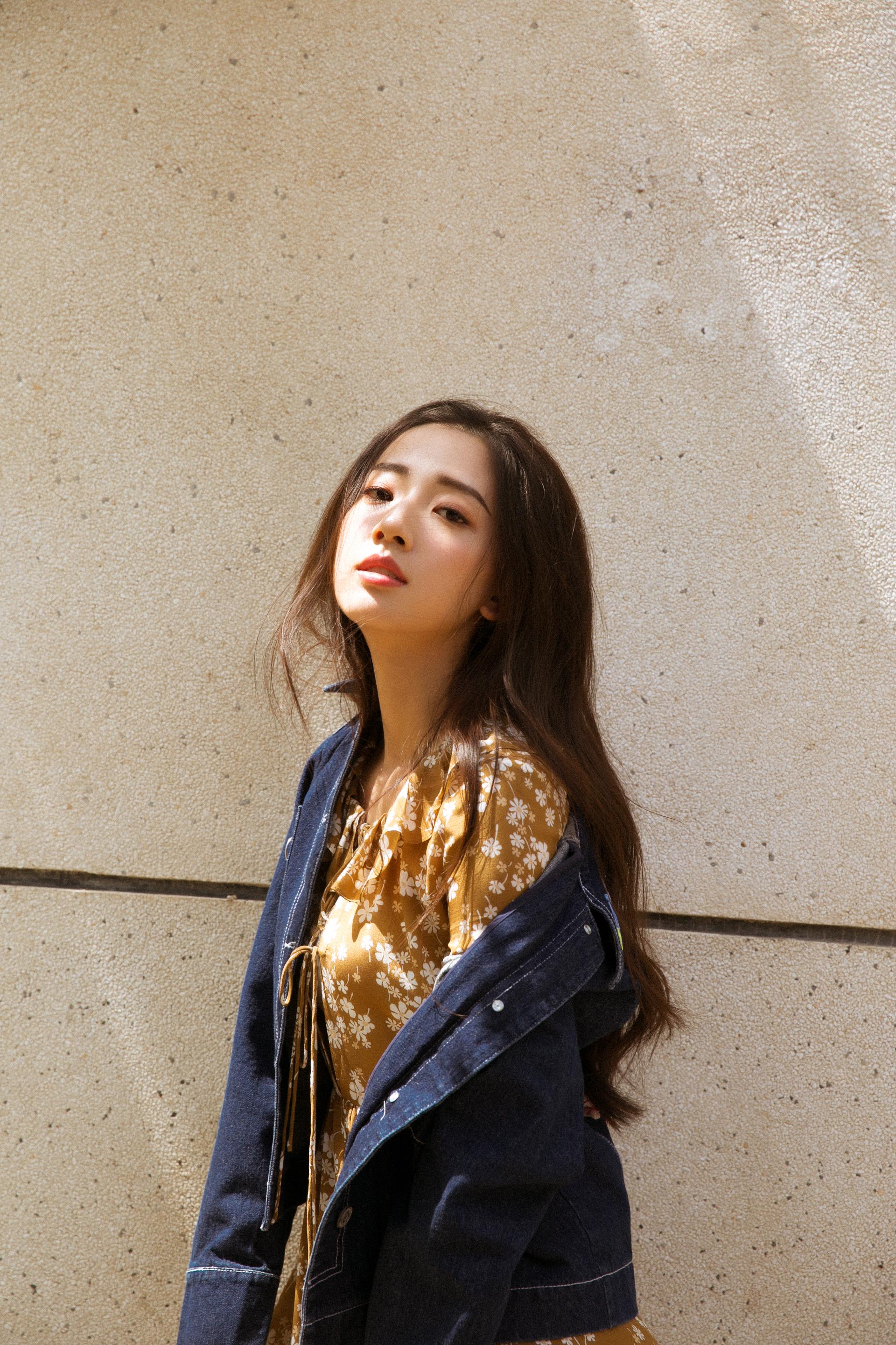 清雅小花马梦唯初春写真来袭 活力少女洋溢青春气息