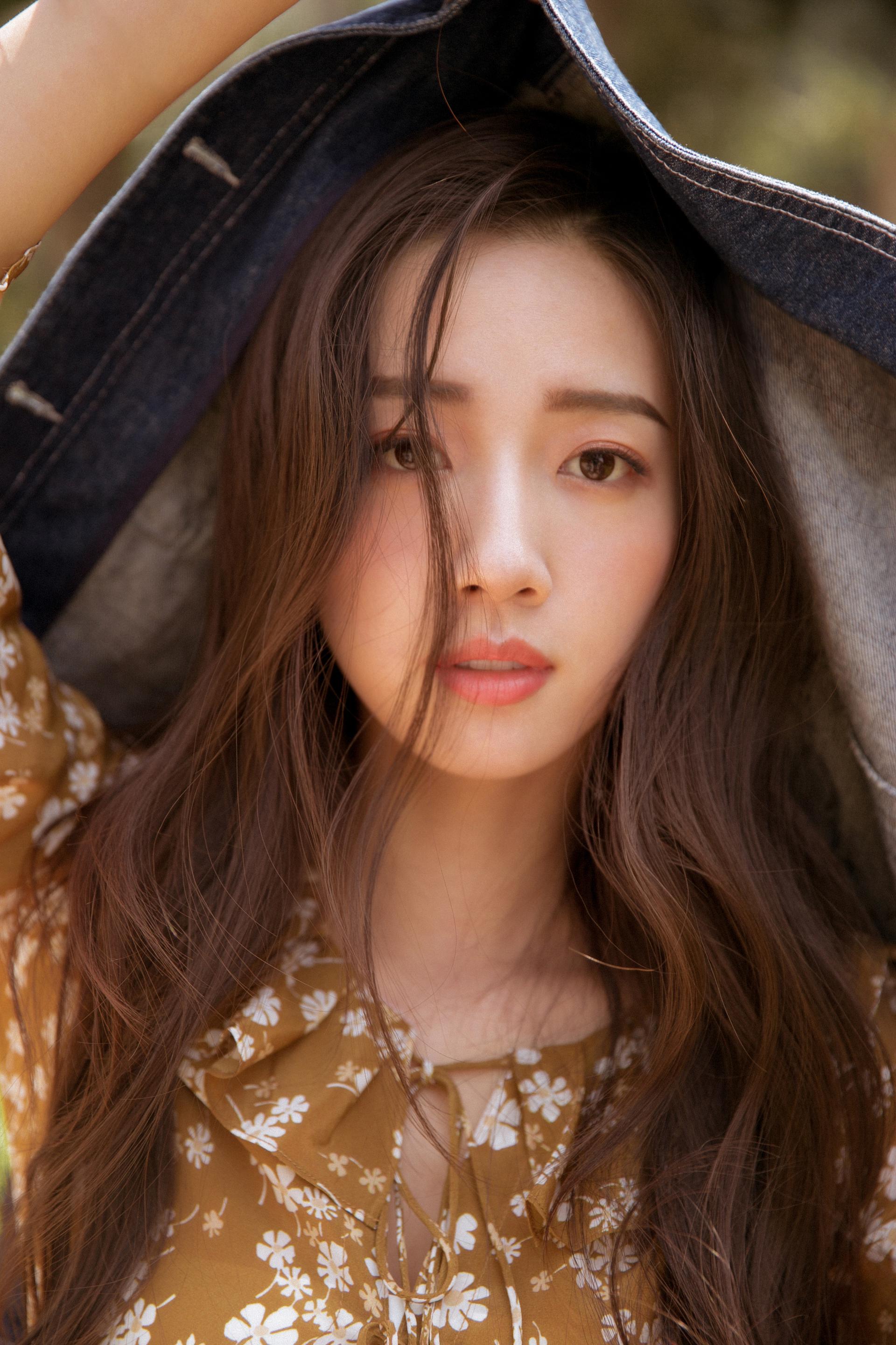 清雅小花马梦唯初春写真来袭 活力少女洋溢青春气息