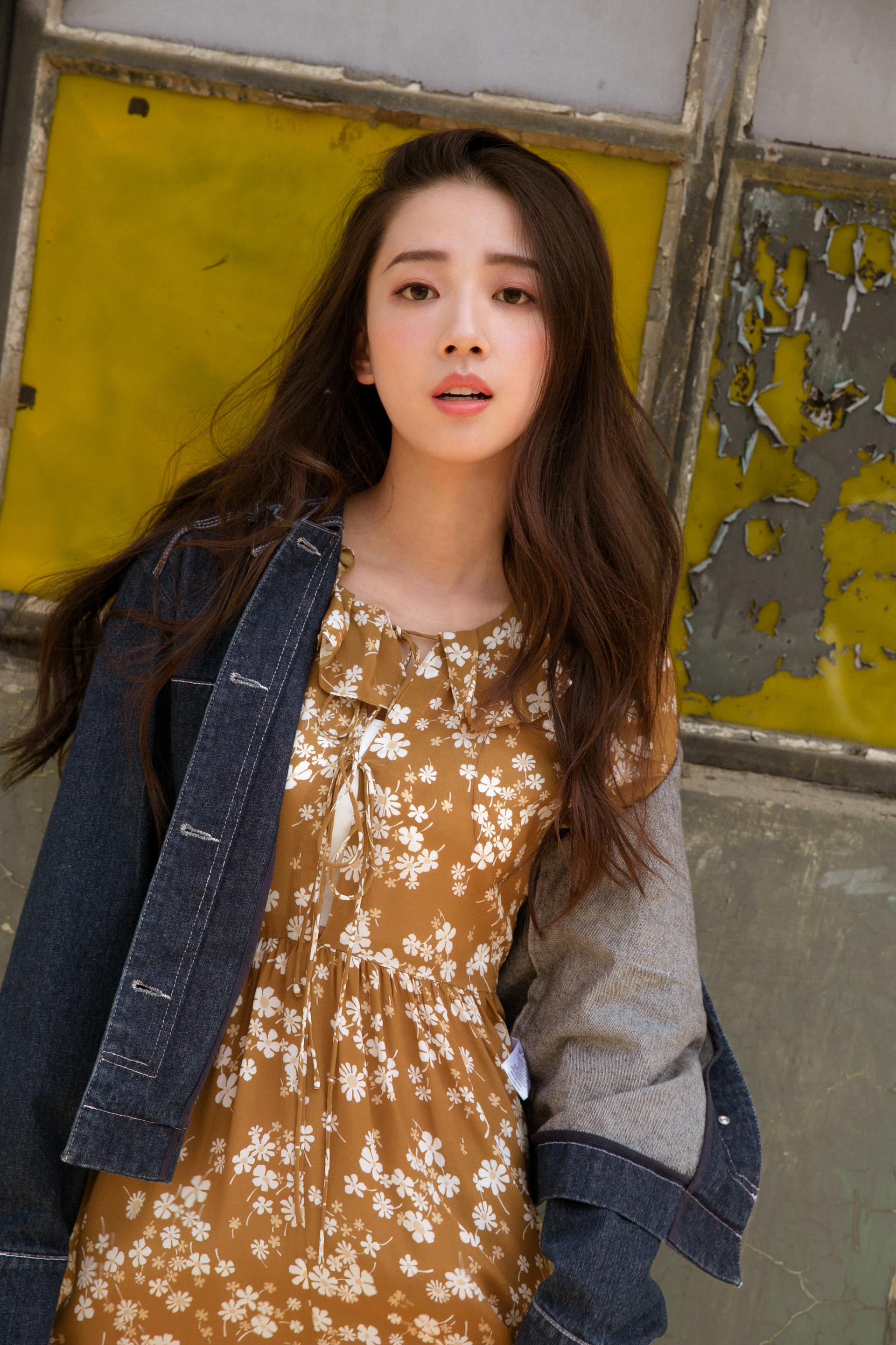 清雅小花马梦唯初春写真来袭 活力少女洋溢青春气息