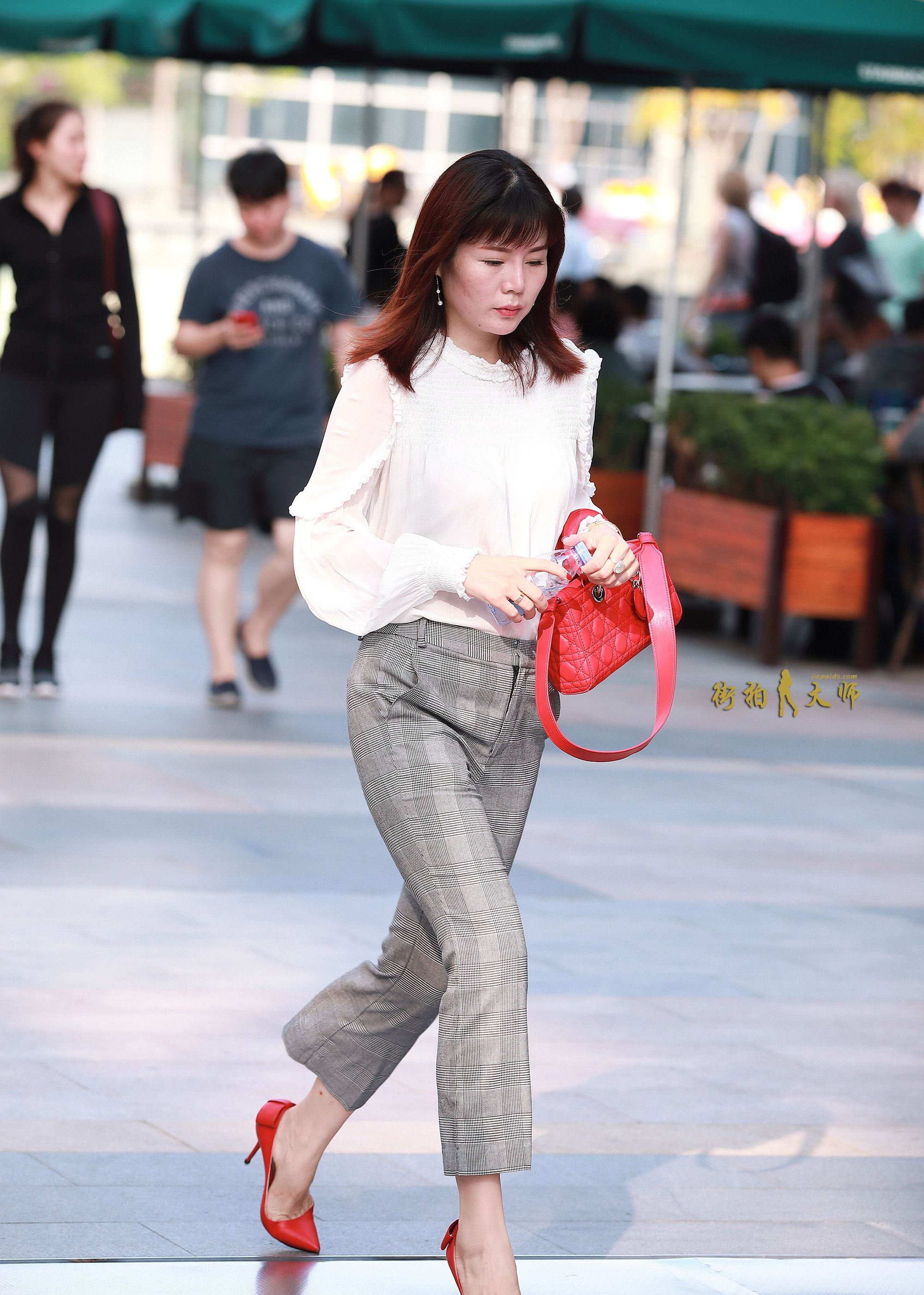 街拍:小姐姐身穿黑色连体裤,衬托出好身材和大长腿!