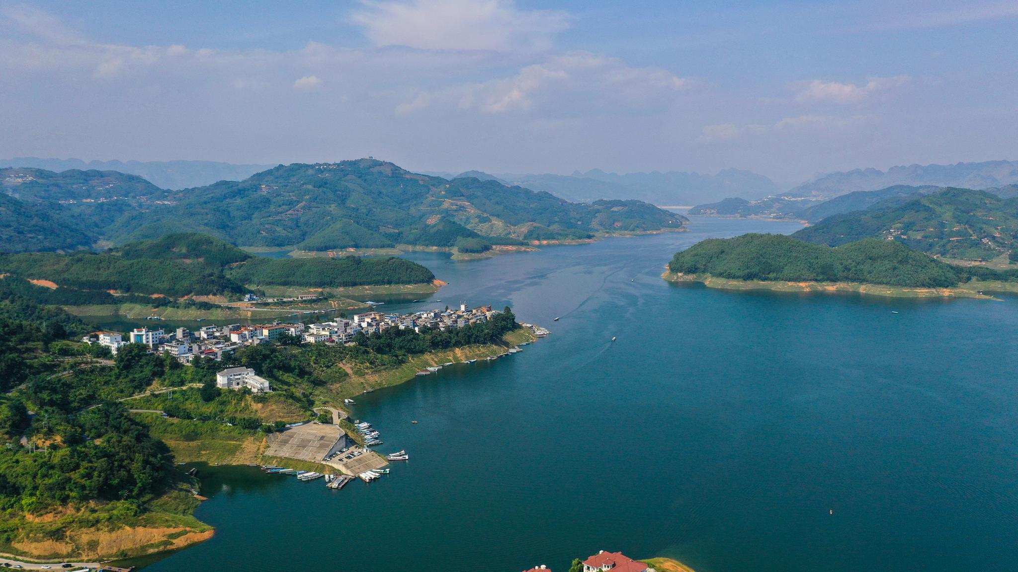 航拍蓝天碧水万峰湖美景尽收眼底