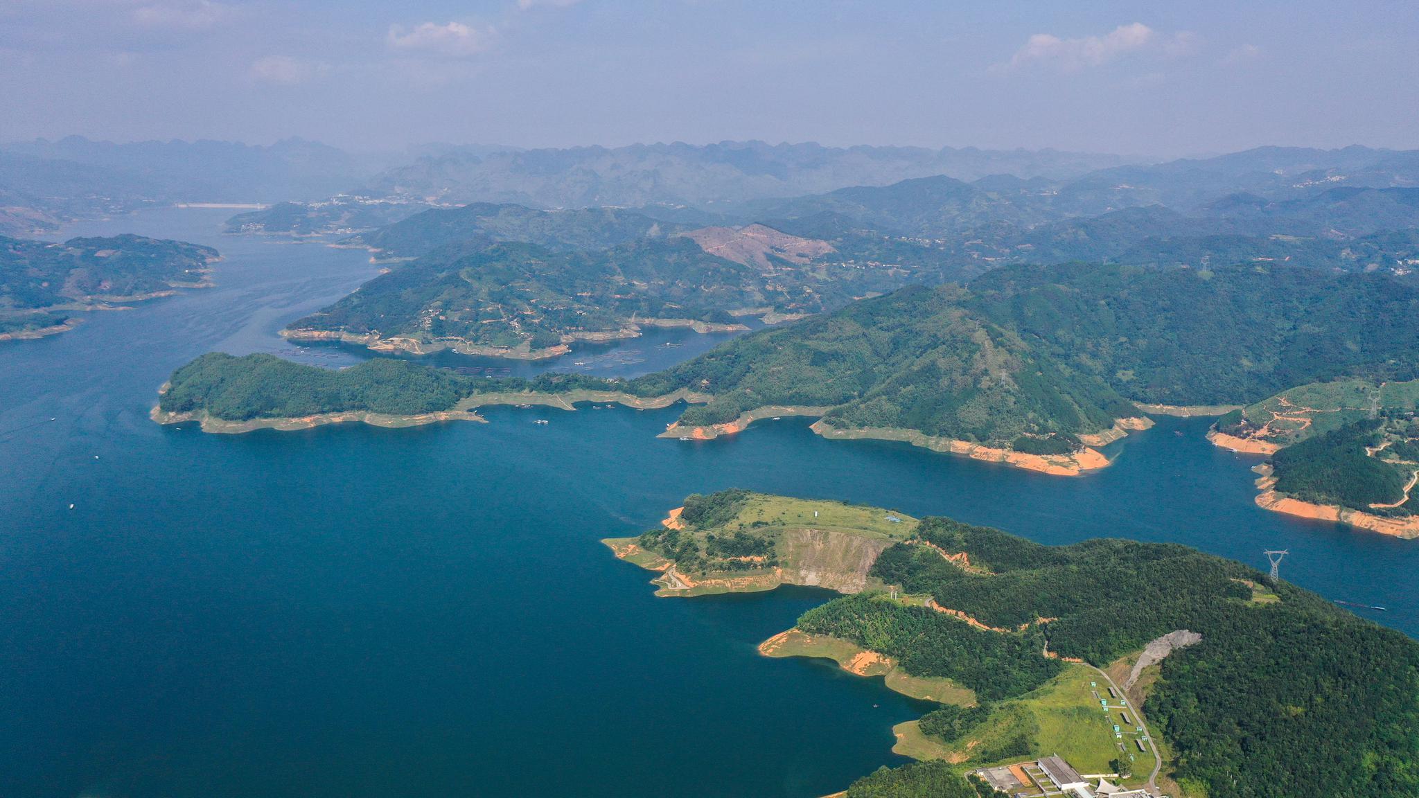 航拍蓝天碧水万峰湖美景尽收眼底