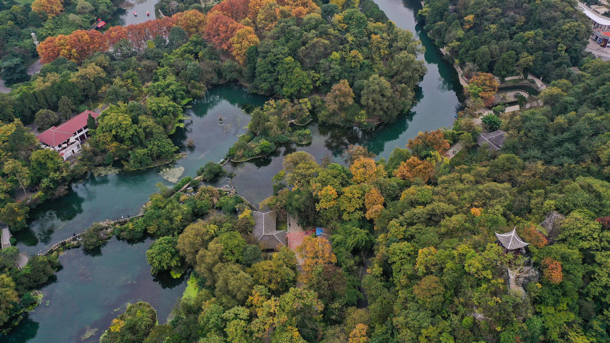 航拍贵州花溪国家城市湿地公园五彩斑斓,景致如画,好惬意!