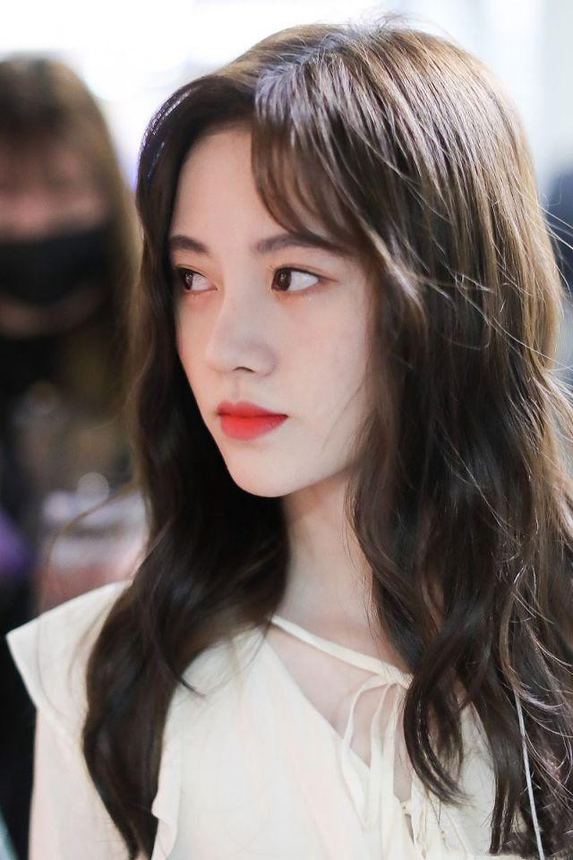 鞠婧祎现身机场露全脸秀逆天高颜值,美女红唇大眼灵气十足!