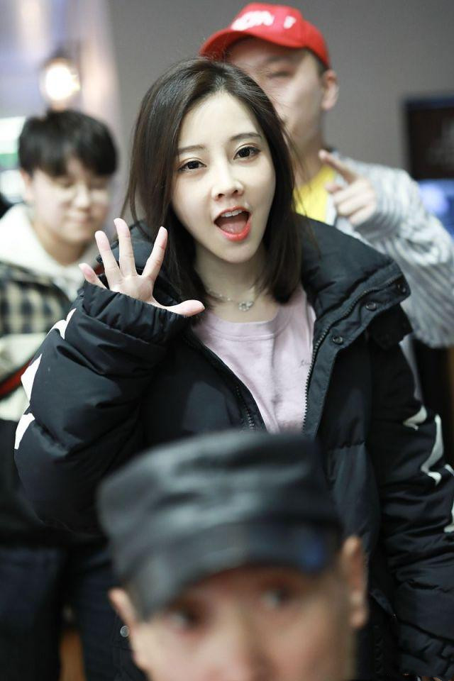 甜女冯提莫嘟嘴卖萌鬼马可爱 对镜回眸扮"无辜脸"