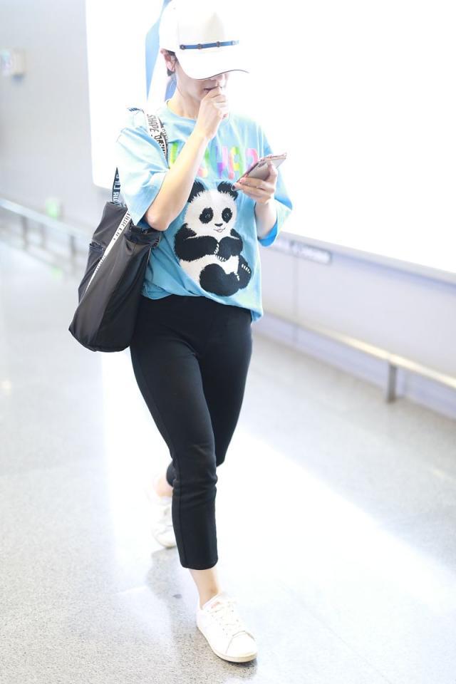 胡可街拍:熊猫t恤铅笔裤 小白鞋简约童趣