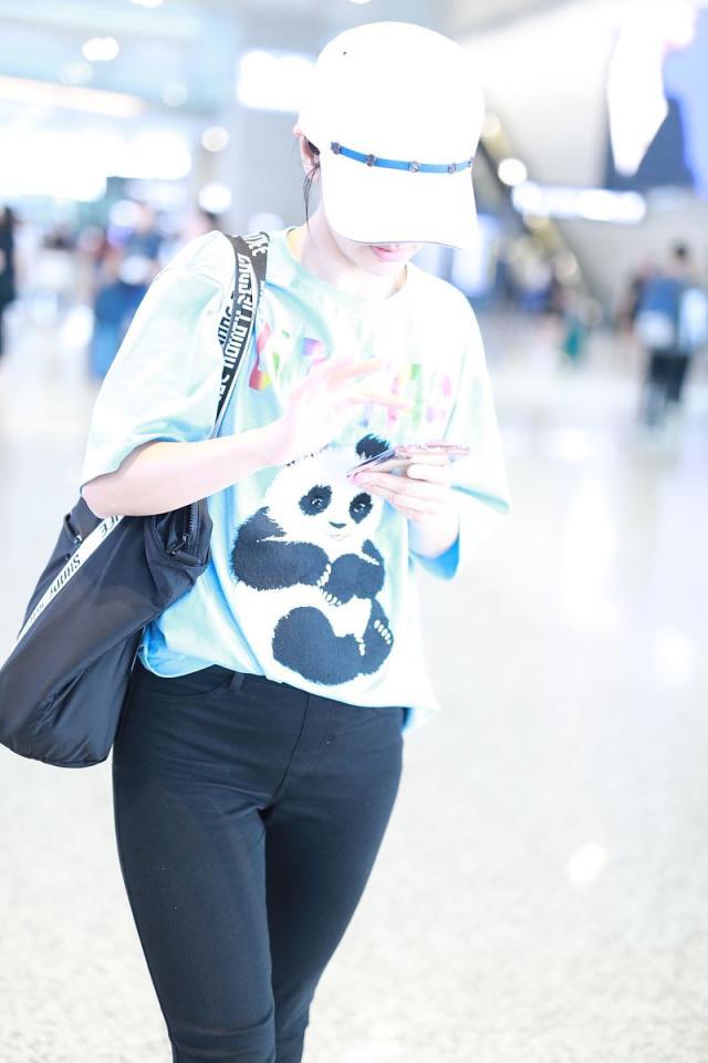 胡可街拍:熊猫t恤铅笔裤 小白鞋简约童趣