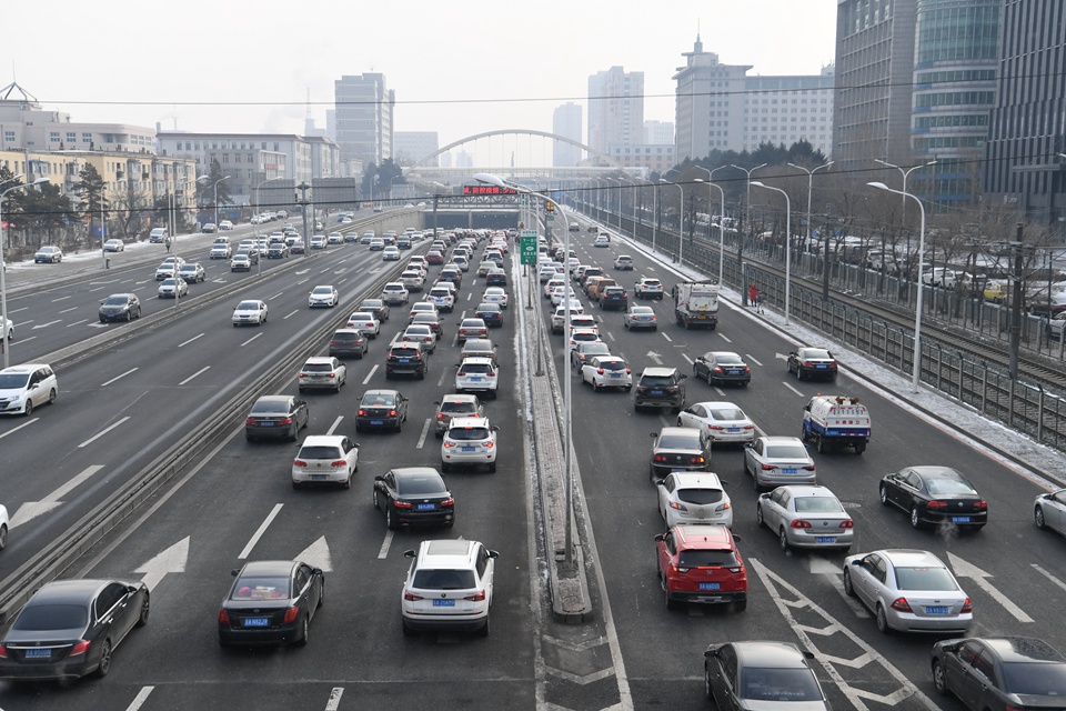 3月2日上午,长春南部快速路上熟悉的场景再次出现,道路出现短暂的拥堵