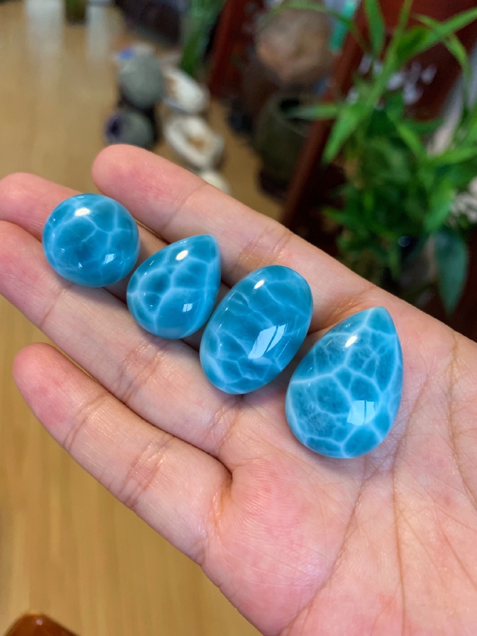 看原石了解海纹石多少钱一克?