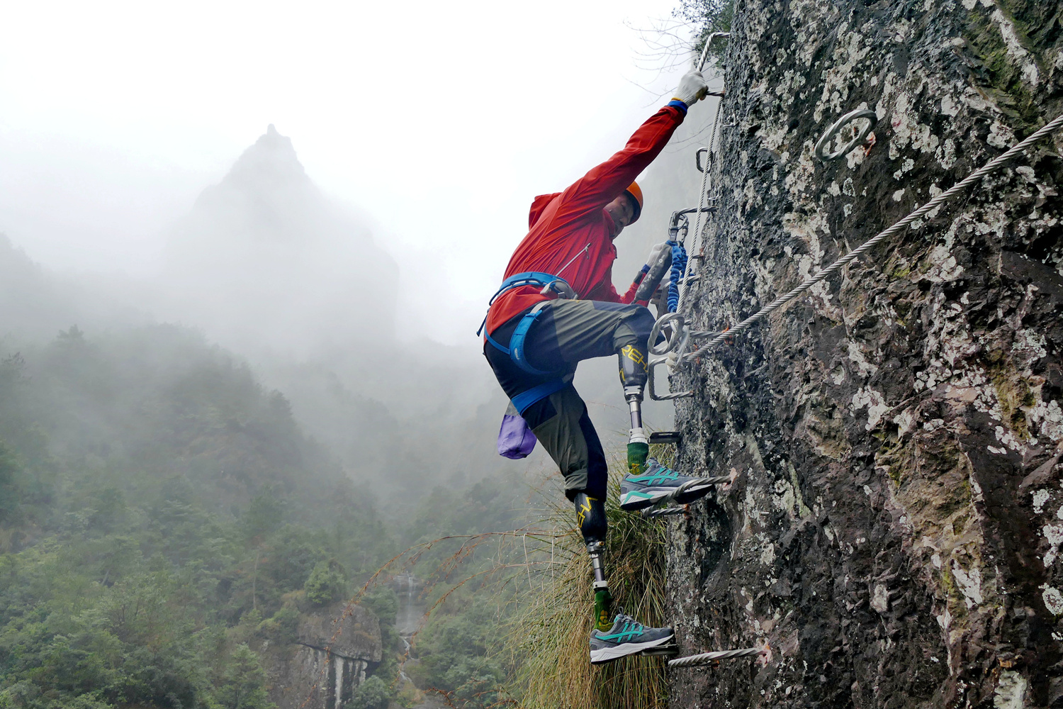 在浙江台州神仙居景区飞拉达攀岩项目,"无腿老人"夏伯渝正在体验