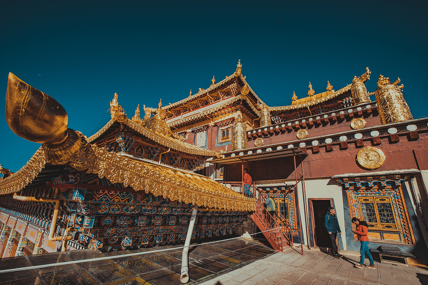 香格里拉的噶丹·松赞林寺又称归化寺,也有月光之城的意思,有小布达拉