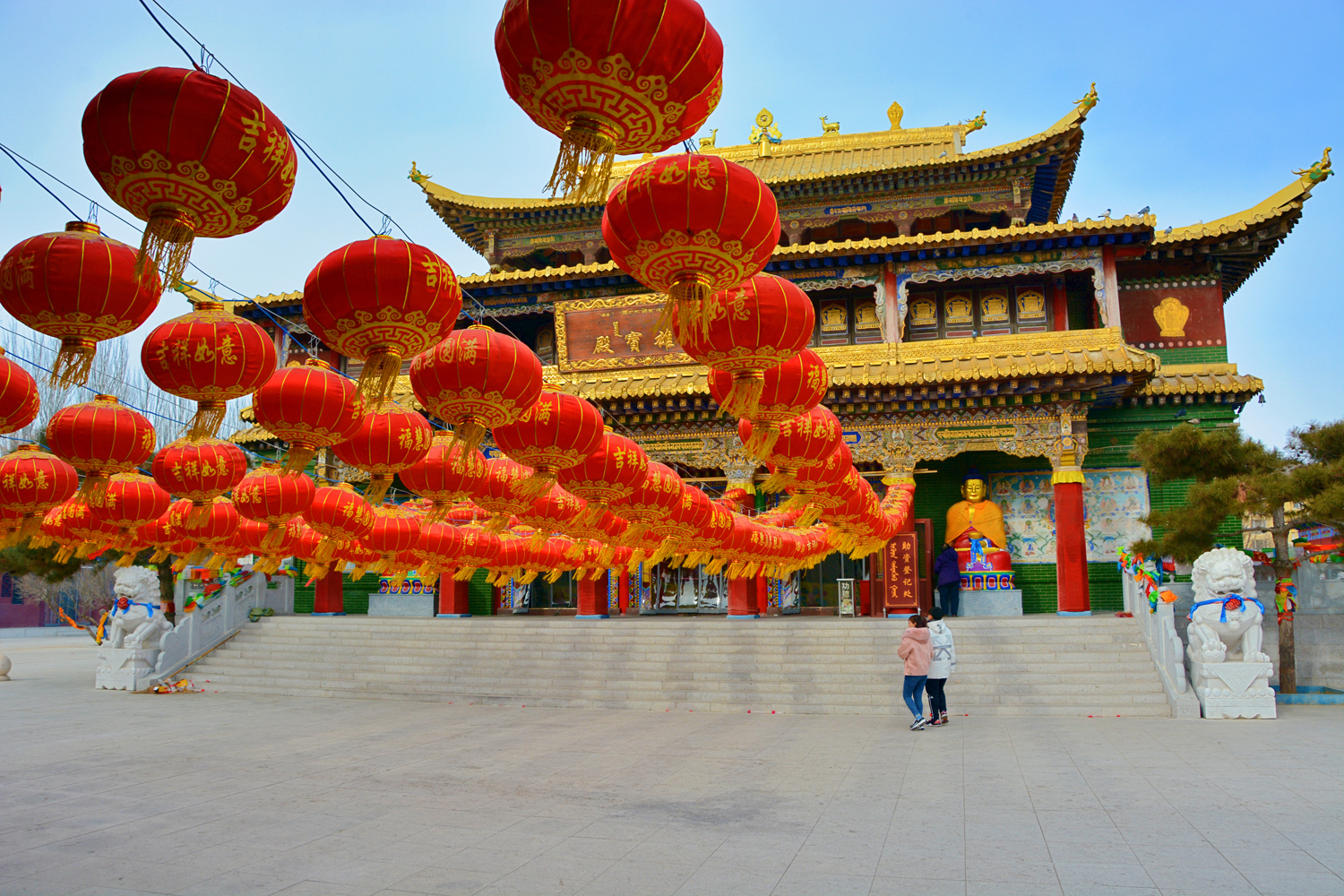 通辽市吉祥密乘大乐林寺大雄宝殿前挂满红灯笼,原创摄影