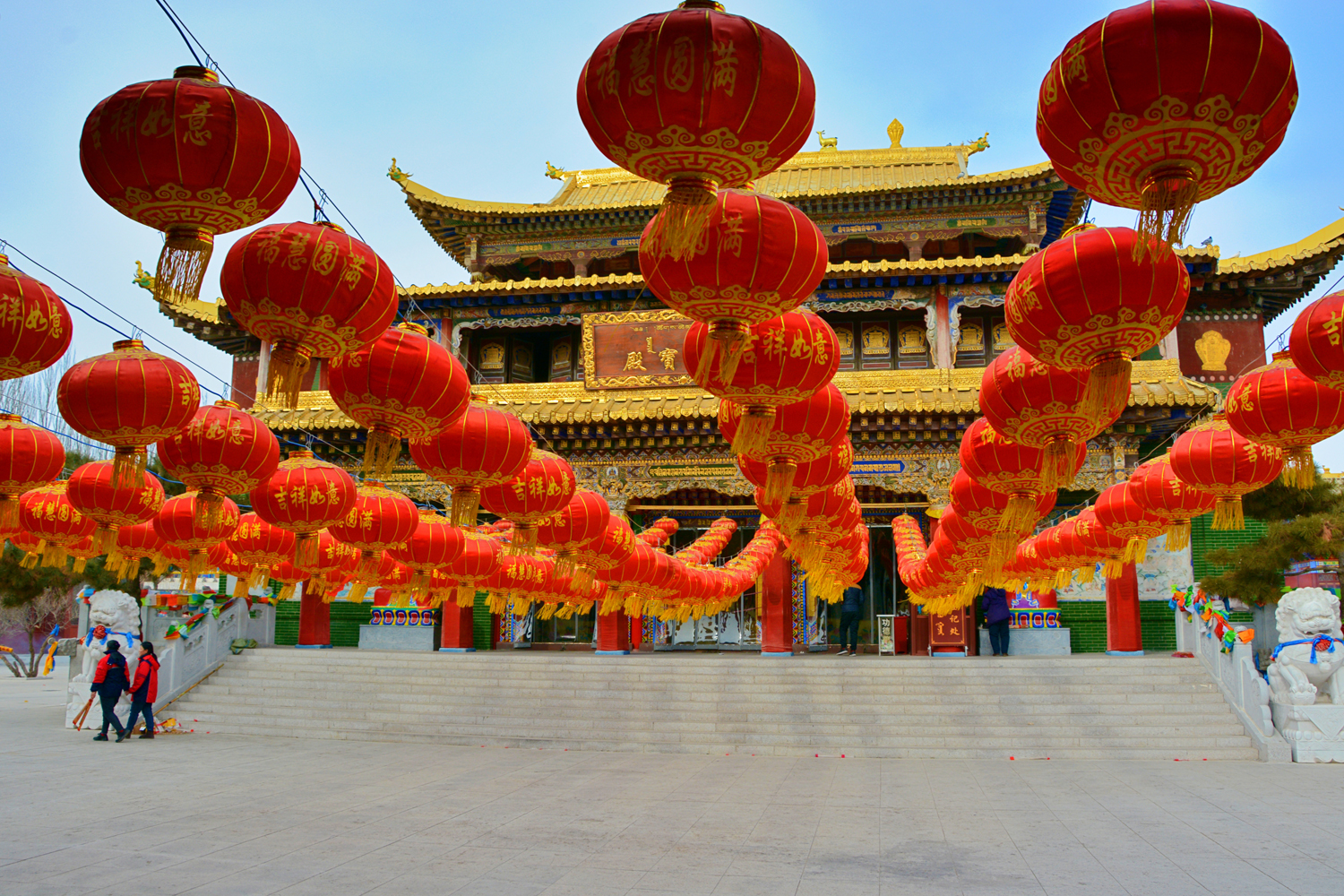 通辽市吉祥密乘大乐林寺大雄宝殿前挂满红灯笼,原创摄影