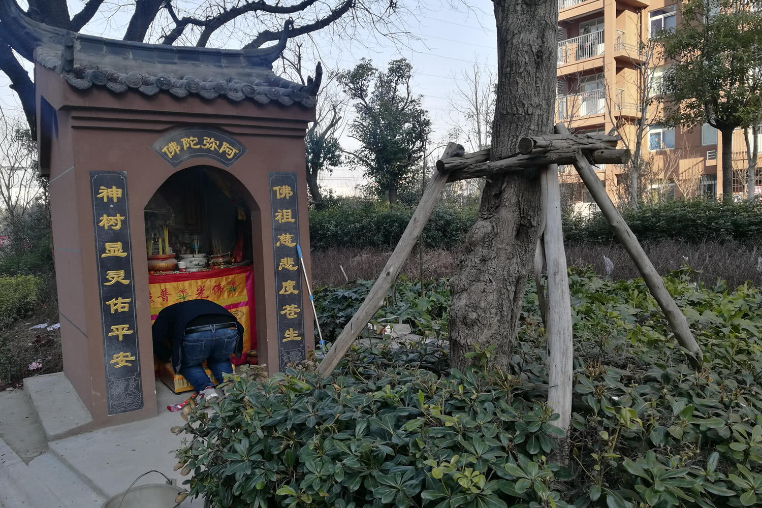 高楼林立的小区建小庙!有专职保洁员,香火旺盛的原因竟然是这样