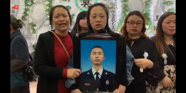 4月5日,贵州麻江籍凉山森林救火英雄杨瑞伦烈士"魂归故里",亲友痛哭.