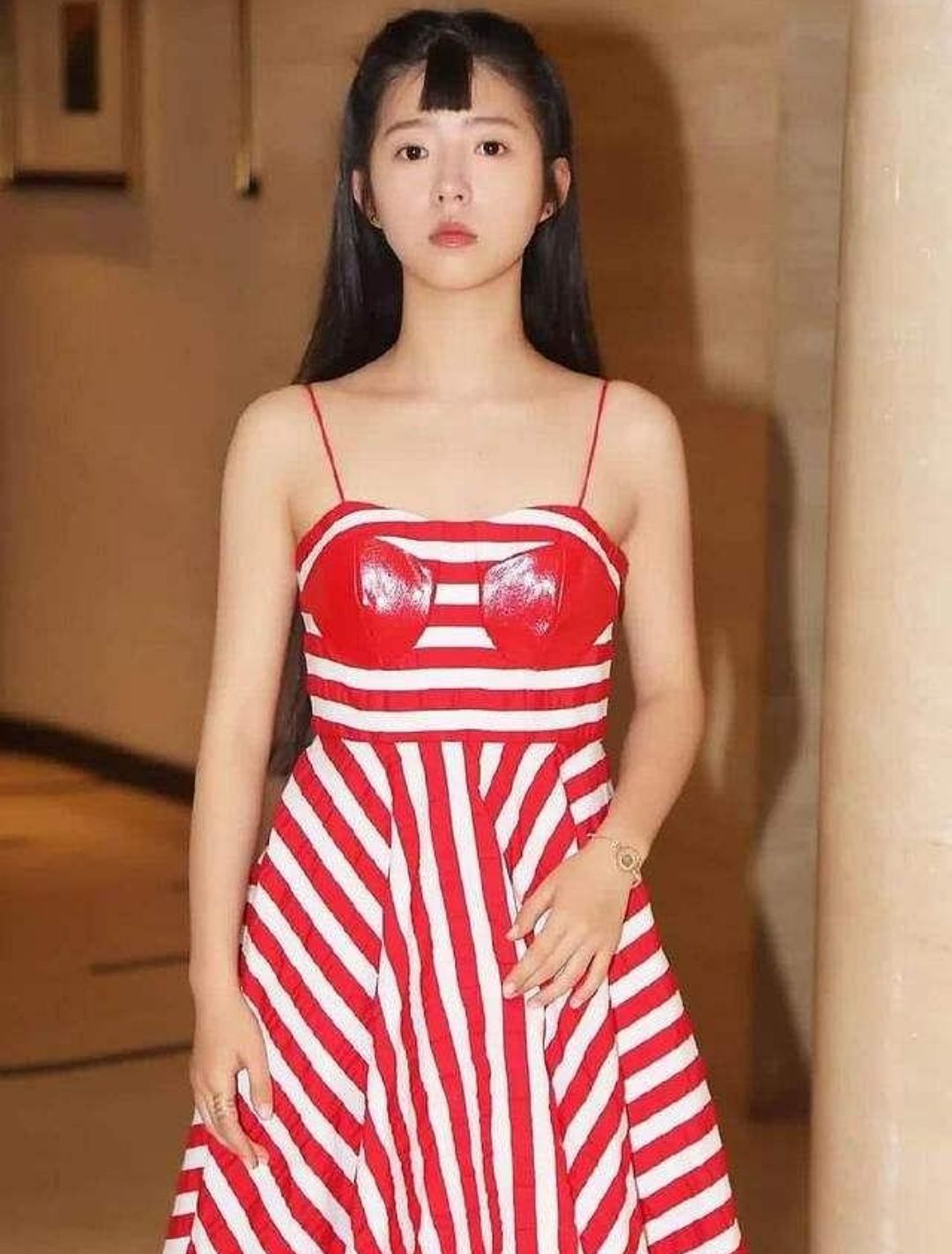 1999年出生的广东籍女演员《最好的我们》女主角 实力派小花何蓝