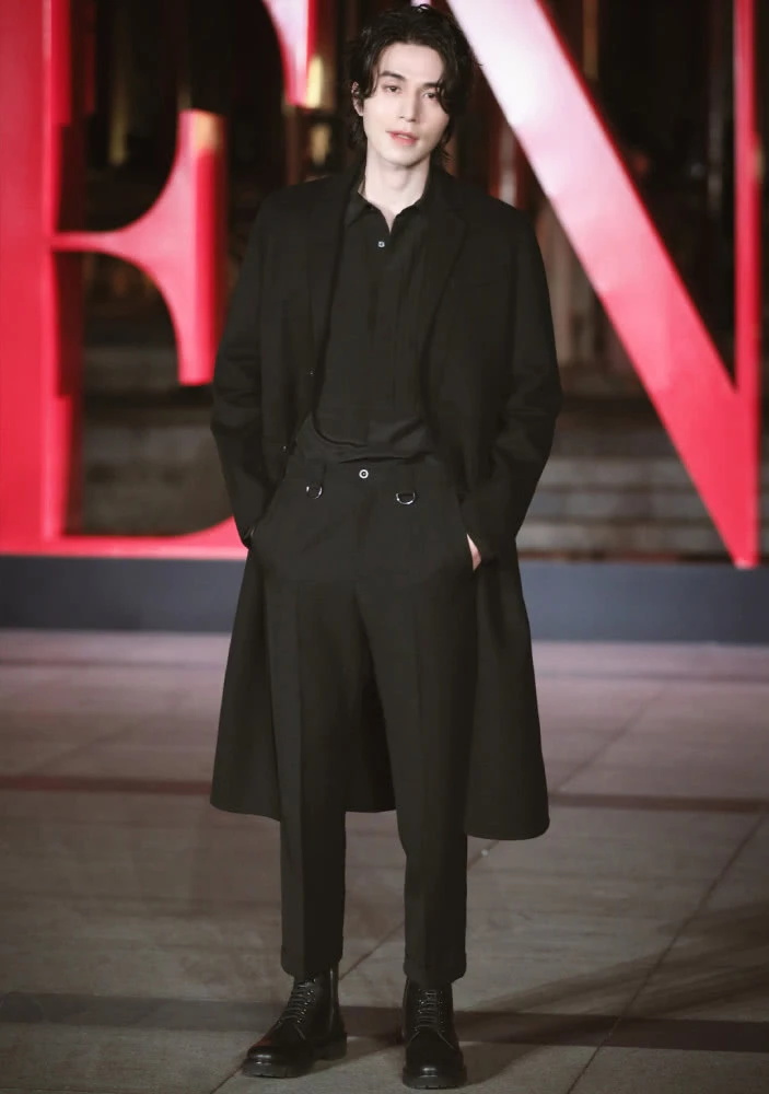 演员李东旭作为韩国代表出席了北京举行的Valentino时装秀