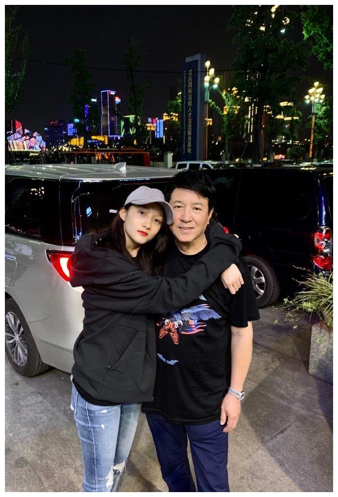 关晓彤搂爸爸合影张大嘴巴迈开腿被吐槽:太豪迈,没有女孩样子