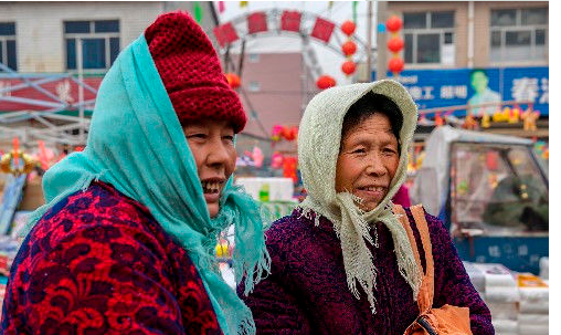 现在看来,她们的方头巾是那么土气,俗气,与现在的时尚格格不入.