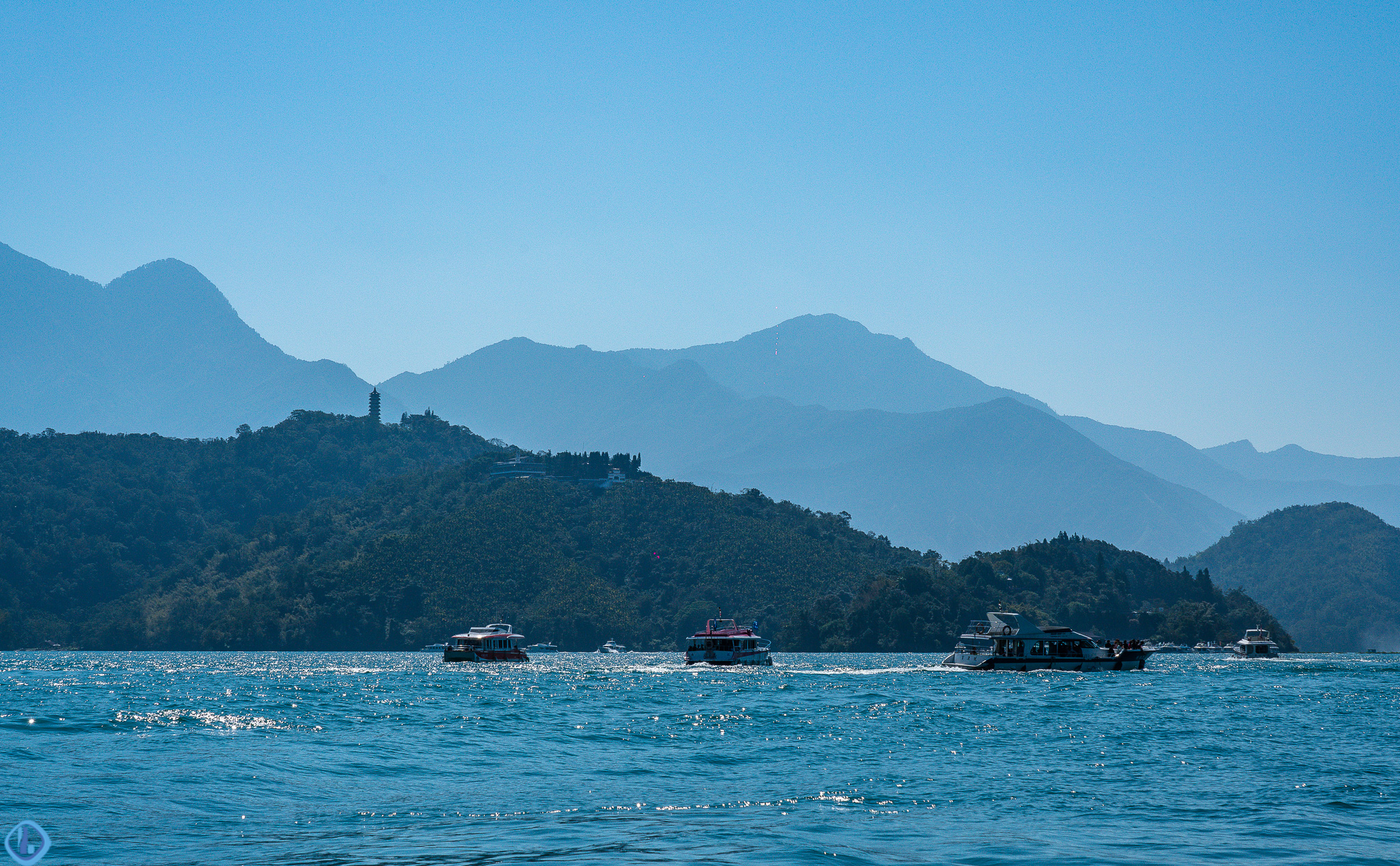 我见到的台湾日月潭,湖面已成了枫叶形状