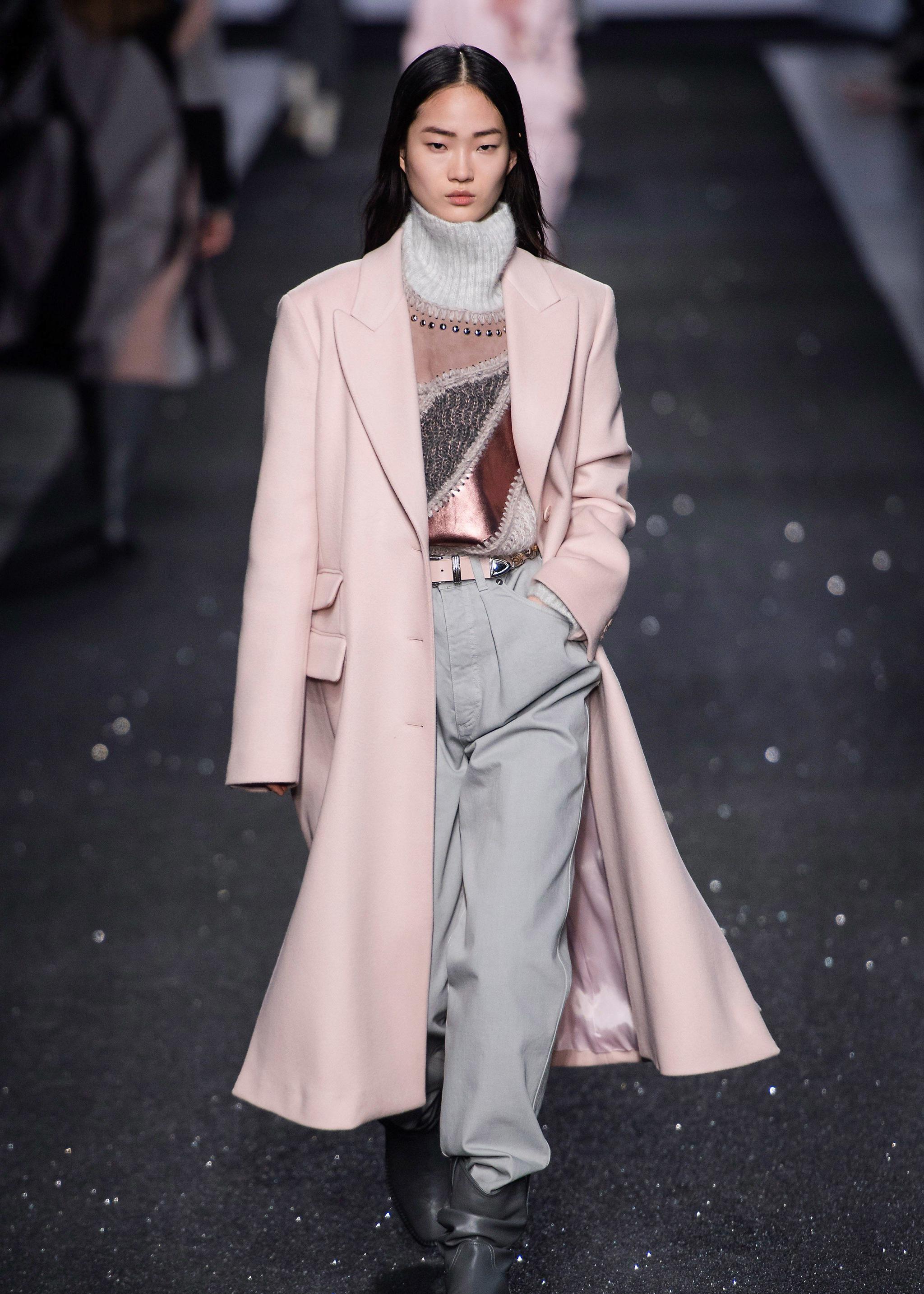 的冬季白色外套:一条宽腿皮裤和运动夹克套装搭配宽松的马海毛大衣,再