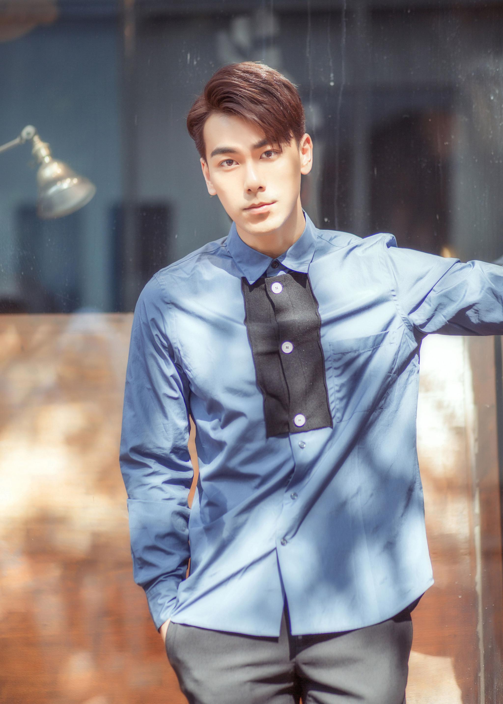 戴向宇清爽造型 尽显猫系男友魅力