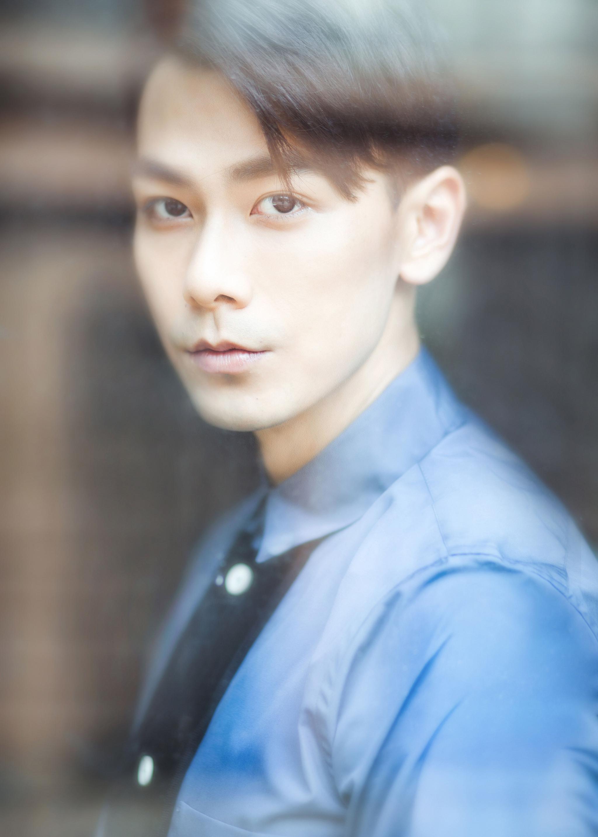 戴向宇清爽造型 尽显猫系男友魅力