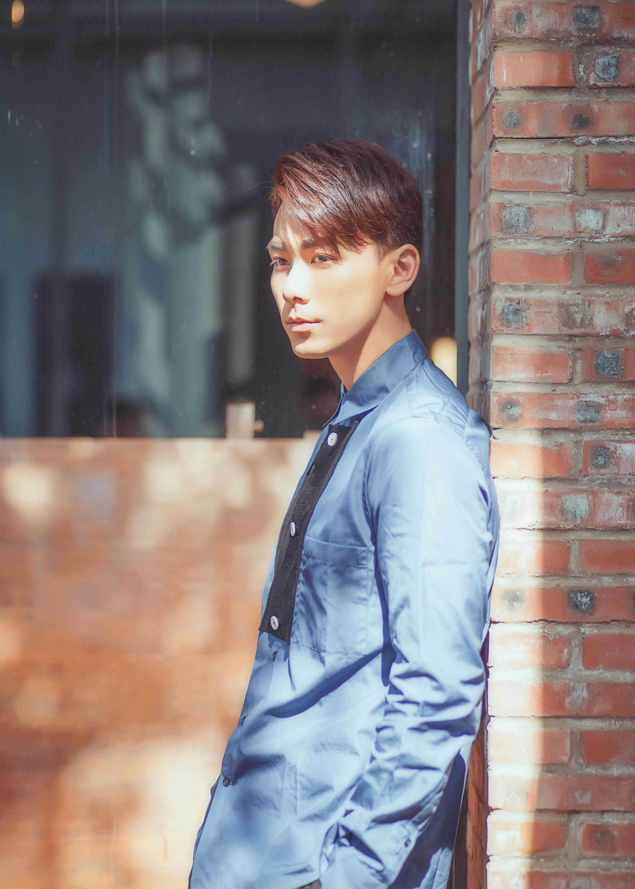 戴向宇清爽造型 尽显猫系男友魅力