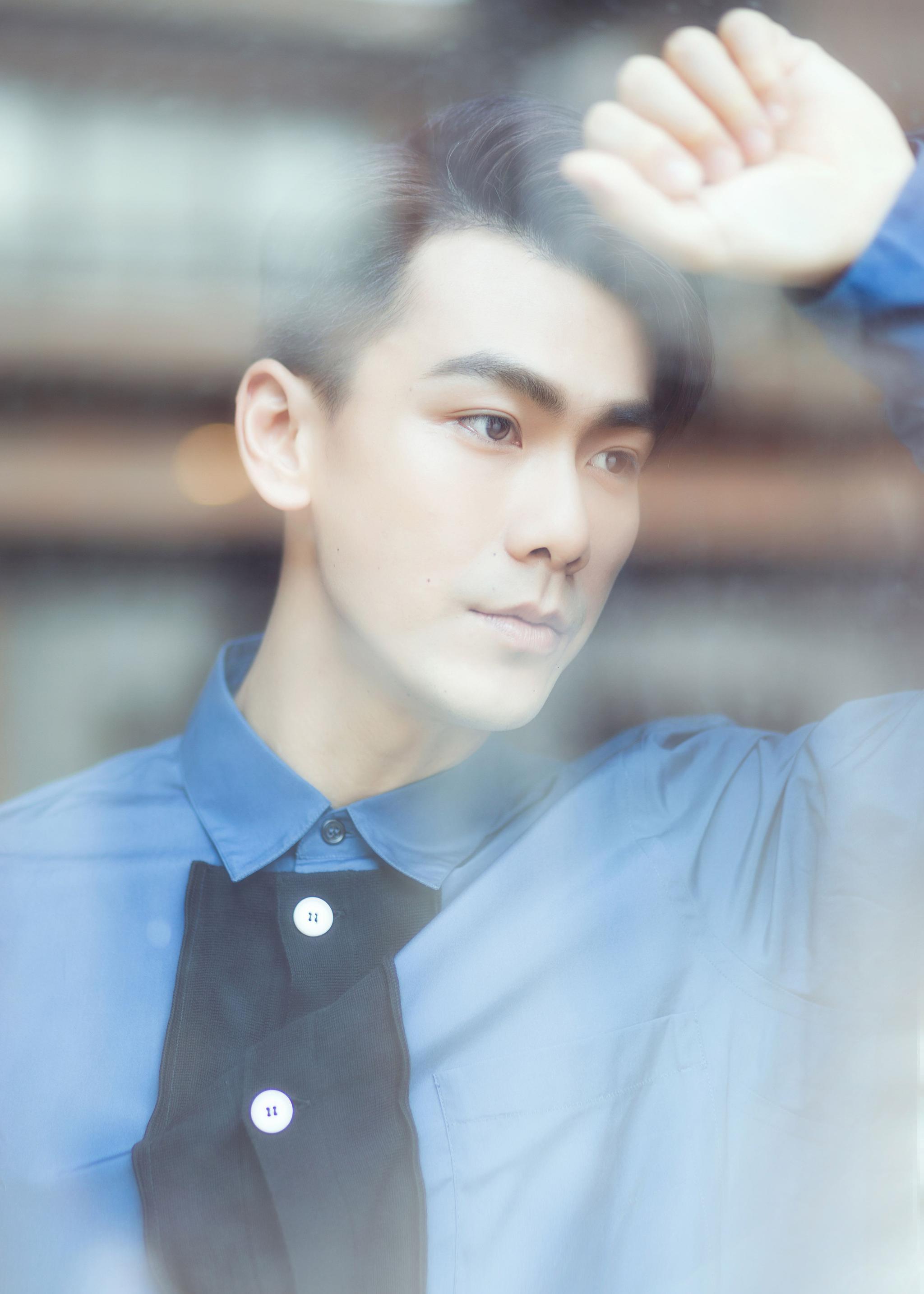 戴向宇清爽造型 尽显猫系男友魅力