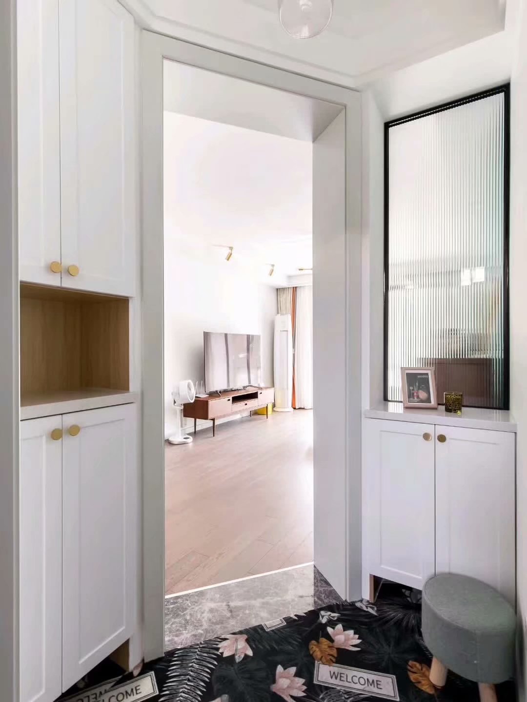 这样的玄关,解决了入户门对着阳台的尴尬局面