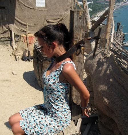 因为他和一般的绞刑不同,不是靠重力,而是靠人力来活活使人窒息,所以