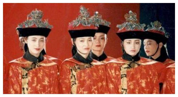 王祖贤30年前故宫旧照流出,身后不起眼的群演,如今成当红巨星