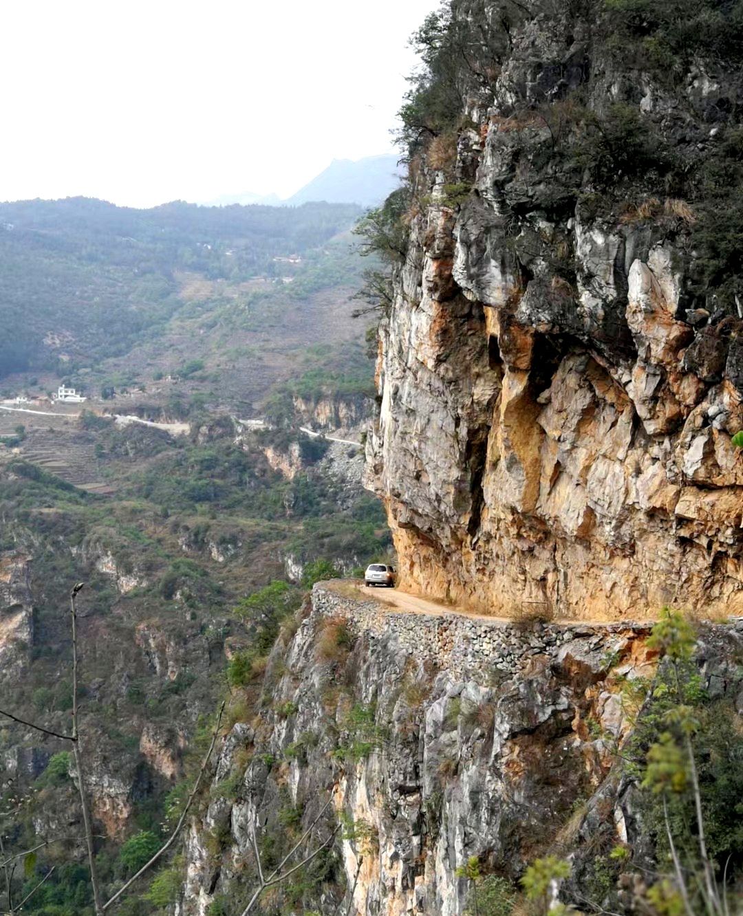 云贵交界处的崖壁公路