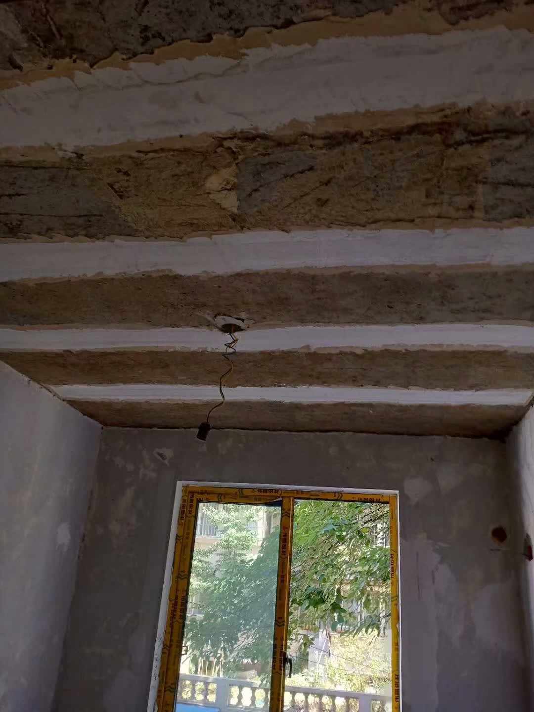 老房子的楼板接缝处一定要经过特殊的处理不然后期乳胶漆会开裂