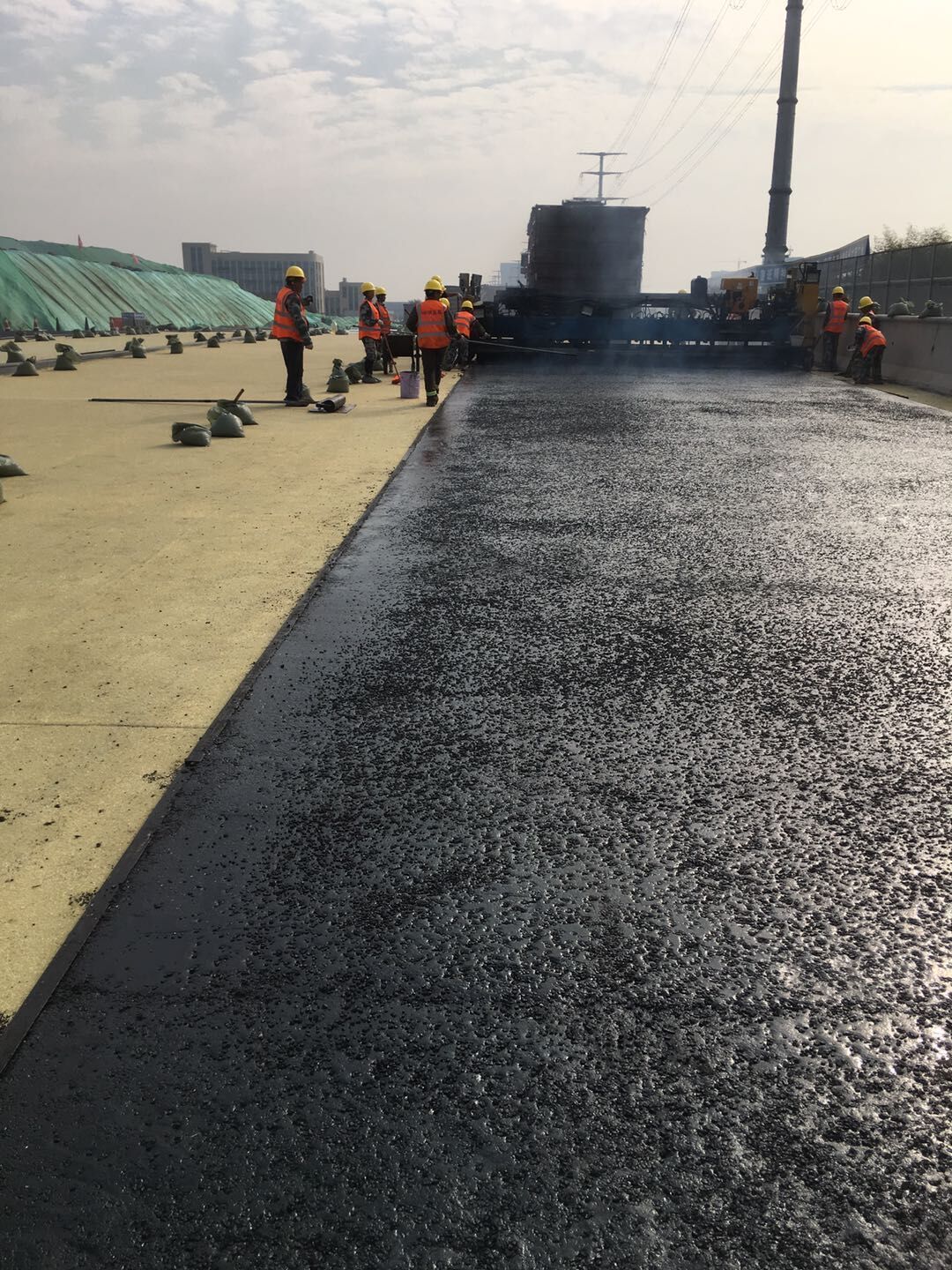 中铁五局机械公司盼盼路项目部首次采用浇筑式沥青混凝土施工工艺