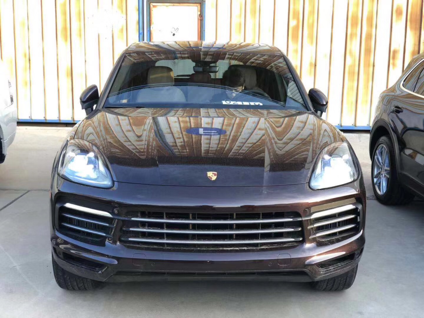 2019款保时捷卡宴到港拆箱桃红木外观米色内饰经典配色