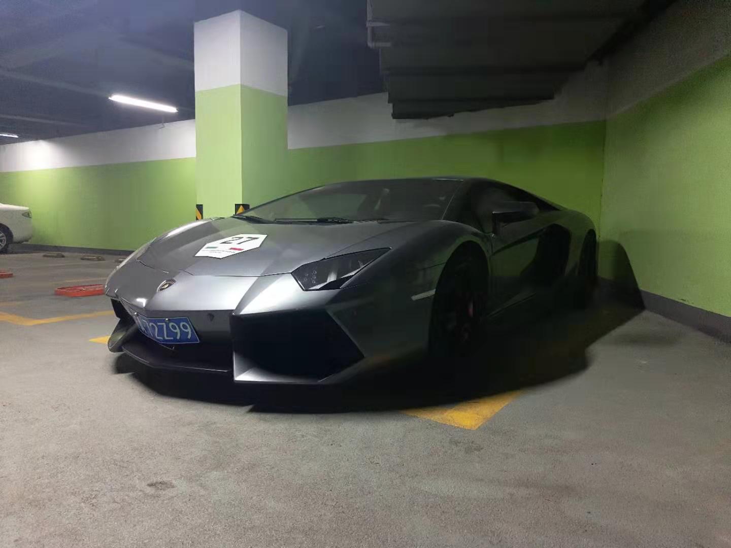 上海地库实拍兰博基尼大牛,低调待在地库一角