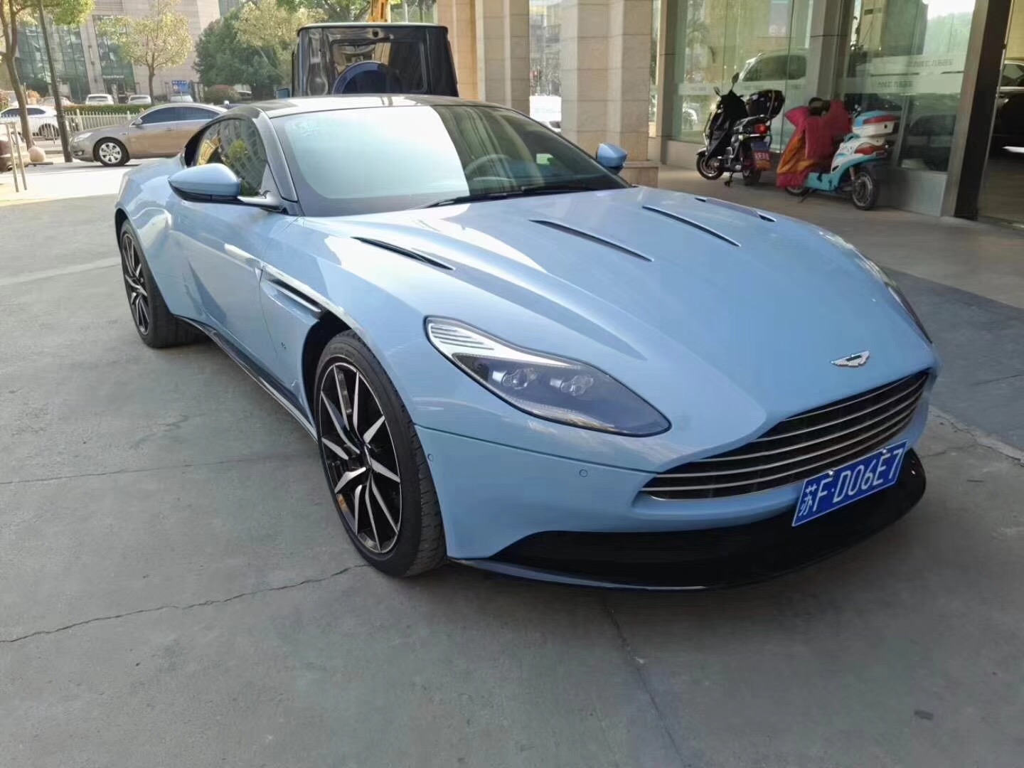 实拍阿斯顿马丁db11这蓝色太醒目了