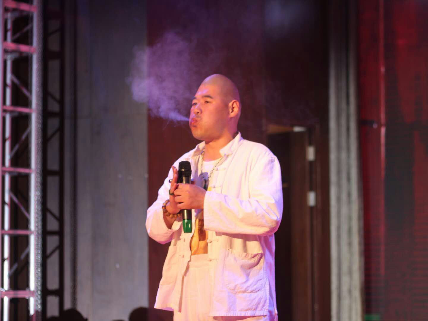 农村男子因"头尖"跨入演艺圈,参演50部影片后成功逆袭当导演