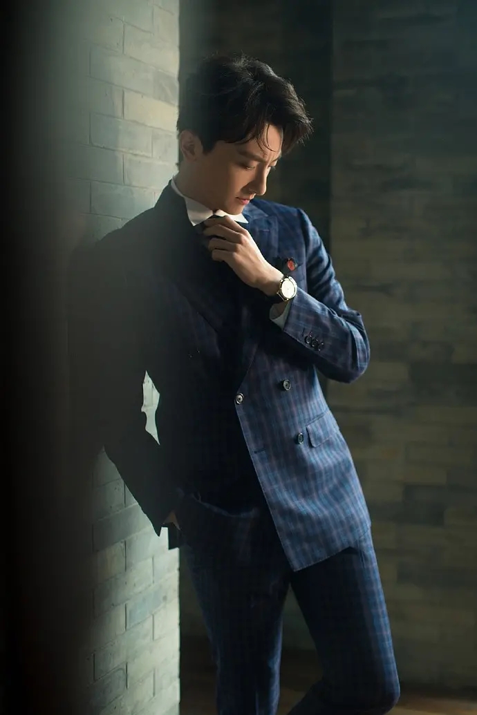 禁欲系帅哥牛骏峰条纹西装五官精致养眼帅哥写真