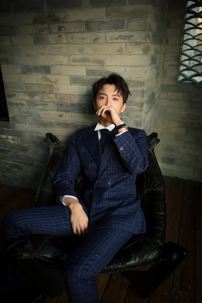 禁欲系帅哥牛骏峰条纹西装五官精致养眼帅哥写真