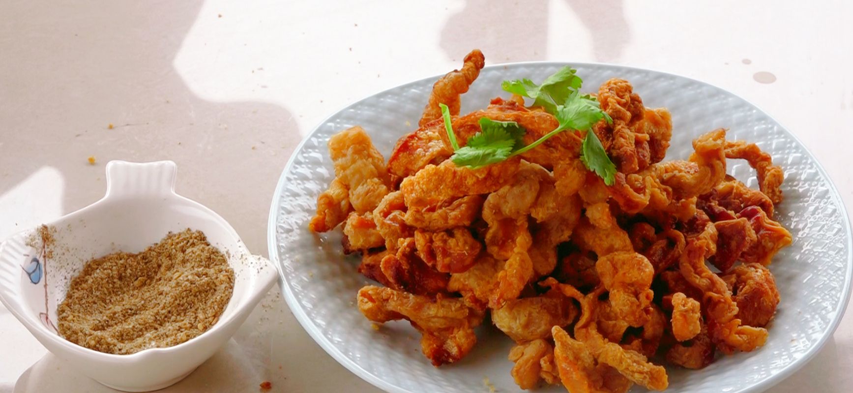 炼猪油做油渣金黄酥脆口感好撒上一把椒盐更加美味