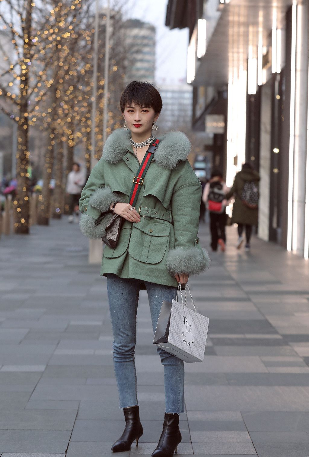 街拍淡蓝色牛仔毛领外套搭配长卷发优雅淑女