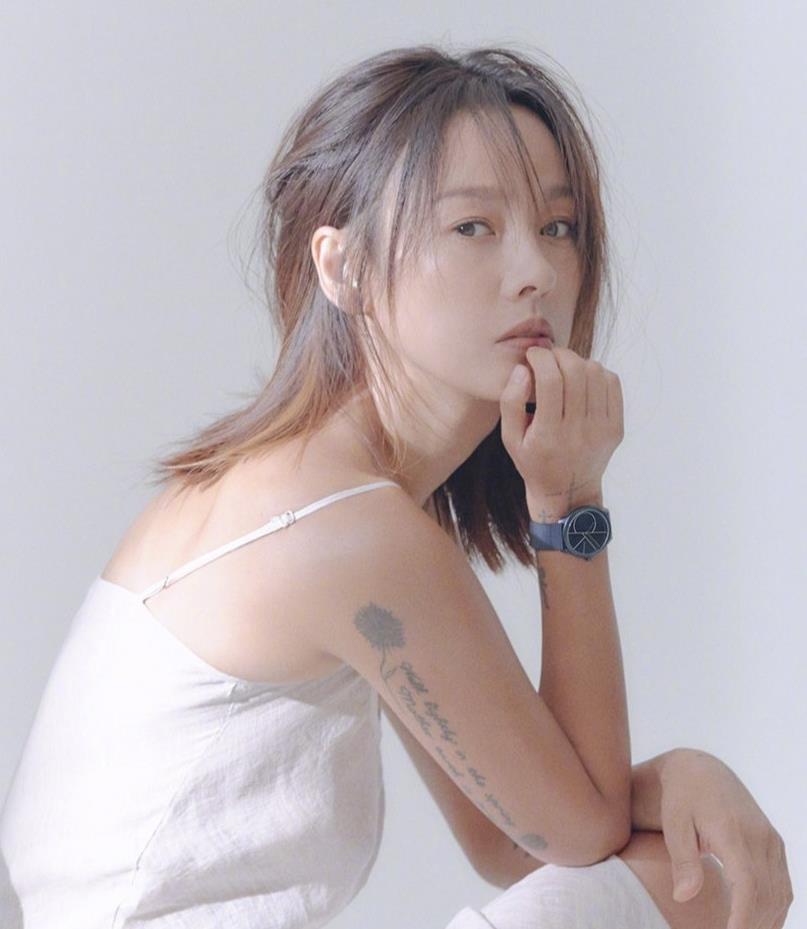 40岁李孝利状态回春!牛仔外套穿出性感,不愧是"南韩第一妖精"