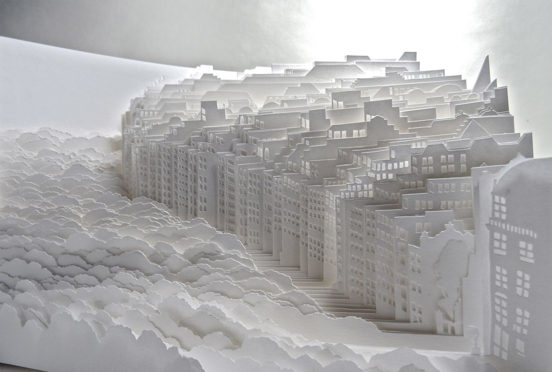 这些立体的雕塑,是用纸一张张垒出来的