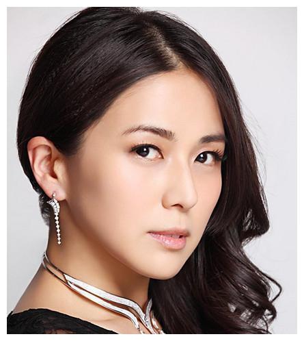 为促成帮会与日本山田组联盟,他娶了五代头目草刈一雄的女儿菜菜子为