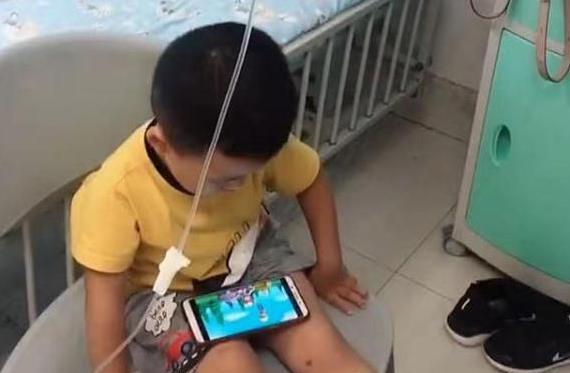 孩子坐板凳打点滴,父母则依偎在病床上,网友:看着心疼|父母|病床|凳子