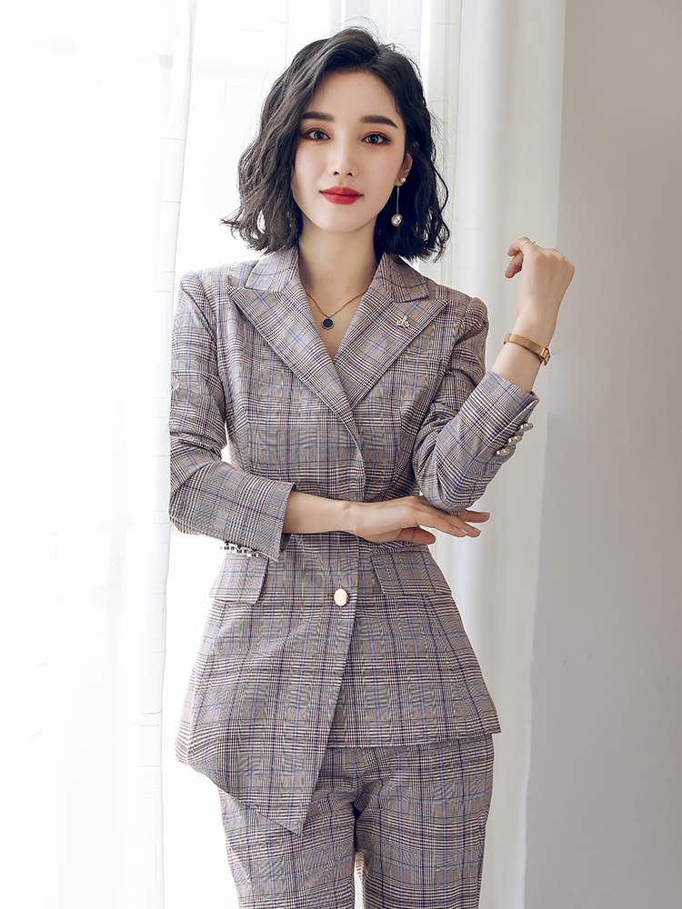 现代人必备服饰的小西装,收腰修身,展现出女生独有的韵味