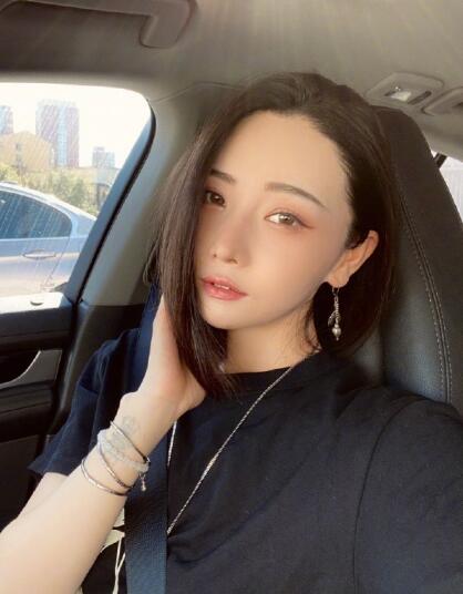 徐粲金原名徐珊珊,1988年出生于河南.从小被父母送到北京去学习舞蹈.